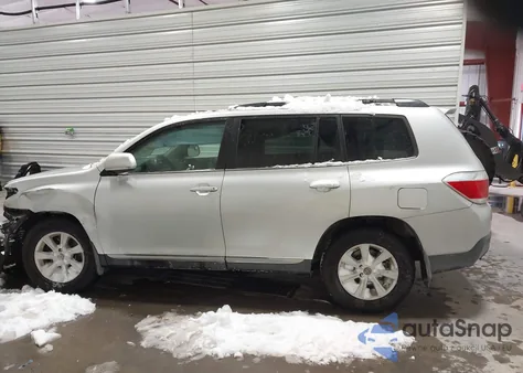 2012 Toyota Highlander Base V6 из США, поврежденный, VIN 5TDBK3EH0CS147004